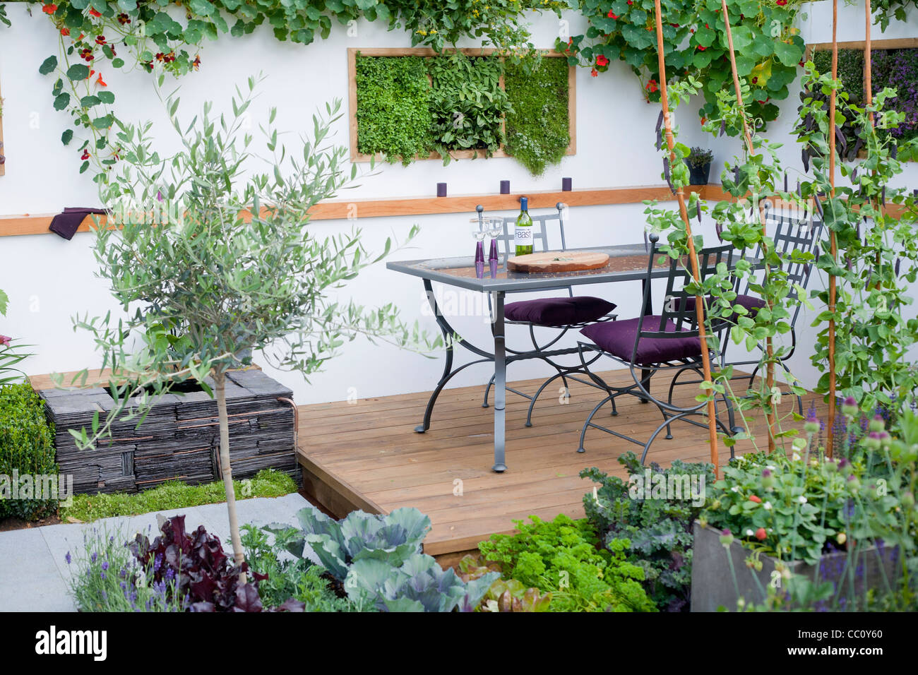 Urbano giardino cucina con mobili su decking. Foto Stock