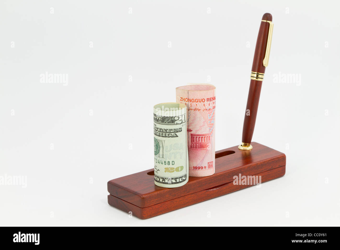 American e la valuta cinese sedersi sulla parte superiore della scatola di legno con la penna in simbolo di business partnership commerciali. Foto Stock
