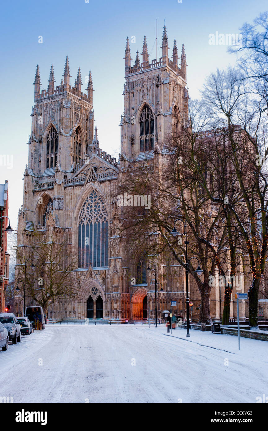 York Minster entrata ovest nella neve, visto da Duncombe Place. York. Foto Stock