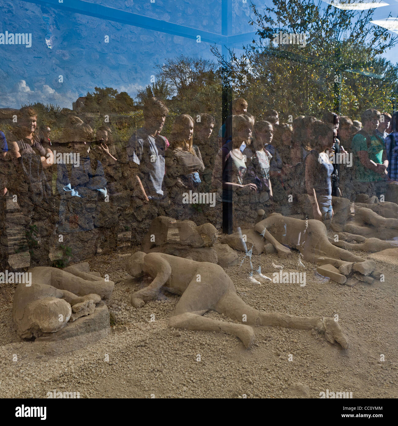 Gli studenti presso il "Giardino di fuggiaschi, pietrificato cadaveri a Pompei, Campania, Italia Foto Stock