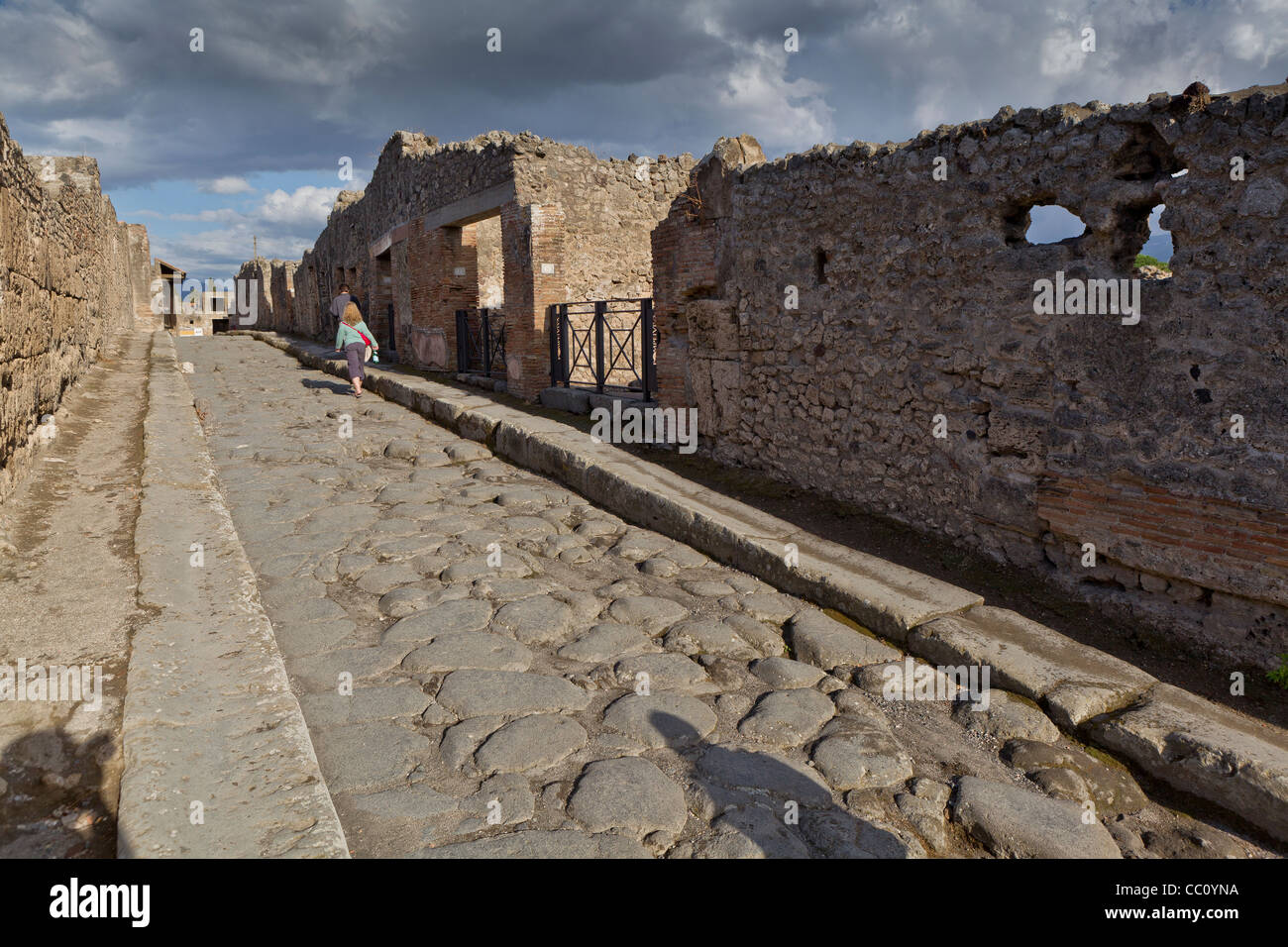 Antica strada ((Reg- mi- Ins- IV)) nel sito romano di Pompei, Campania, ItalyUnesco Sito Patrimonio Mondiale Foto Stock