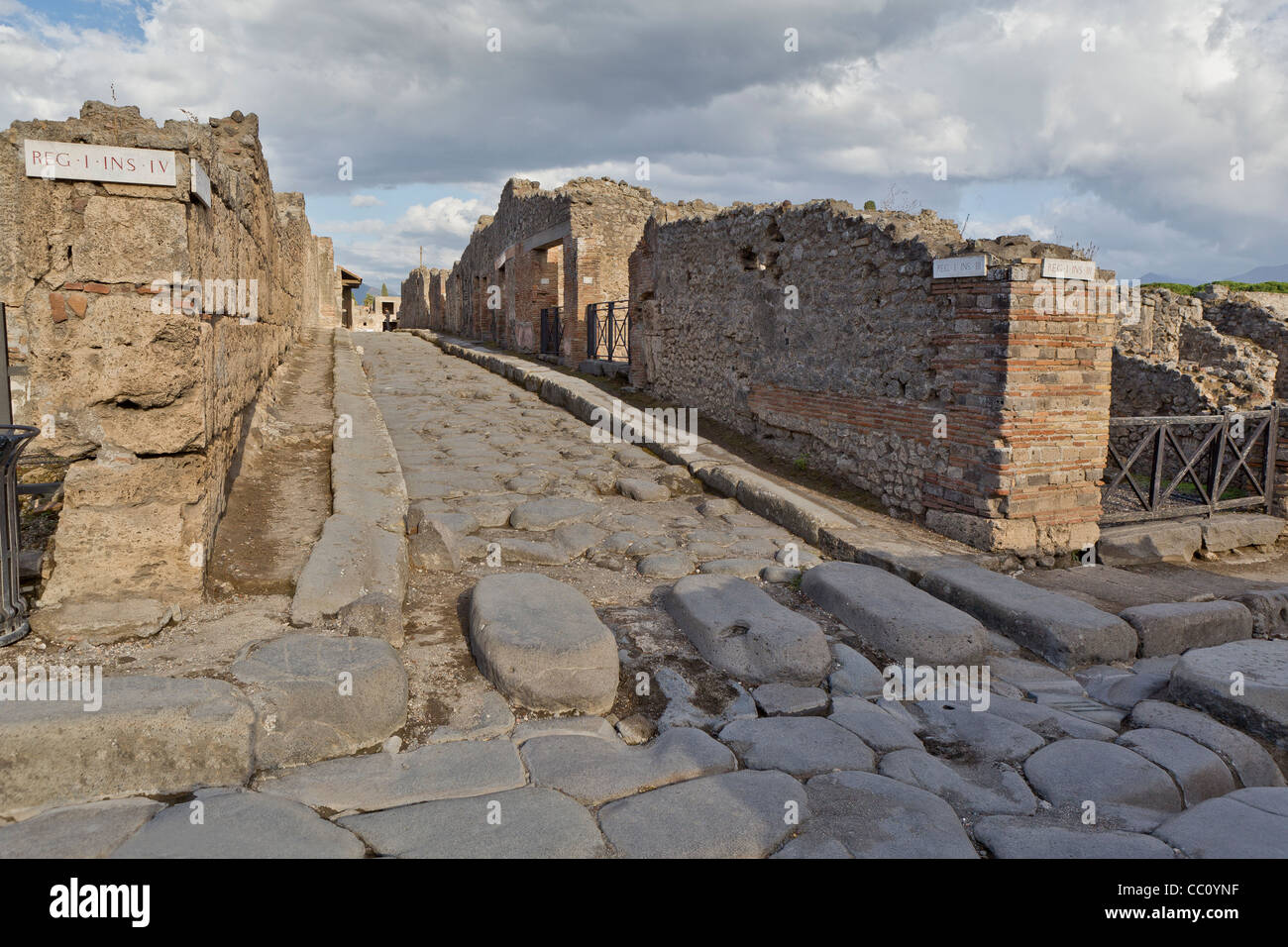 Antica strada ((Reg- mi- Ins- IV)) nel sito romano di Pompei, Campania, ItalyUnesco Sito Patrimonio Mondiale Foto Stock