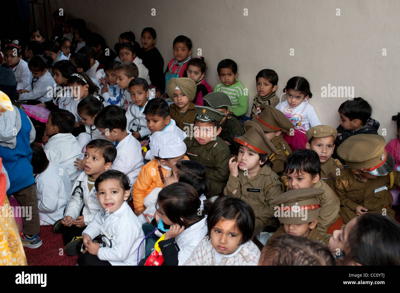 Scuola Materna - bambini vestiti fino in diverse professioni, chandigarh, India Foto Stock