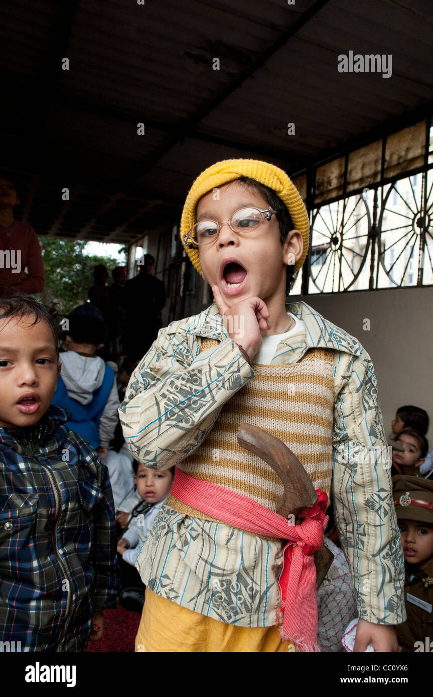 Scuola Materna - la sindrome di Down ragazzo che frequenta la scuola normale, chandigarh, India Foto Stock