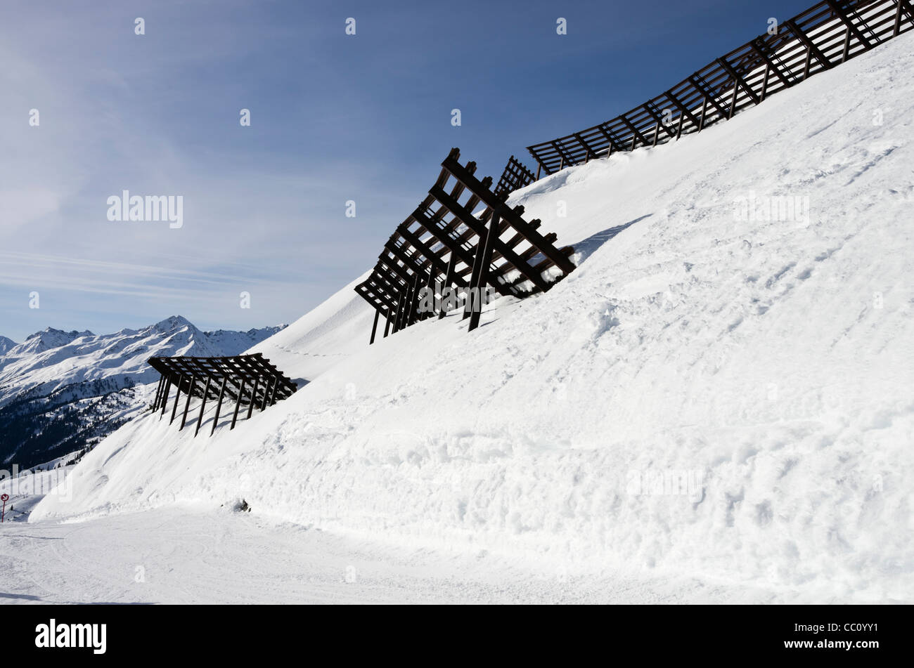 Controllo della neve barriere di protezione delle piste per sci di seguito dal rischio di valanghe in inverno in St Anton am Arlberg Tirolo Austria Foto Stock