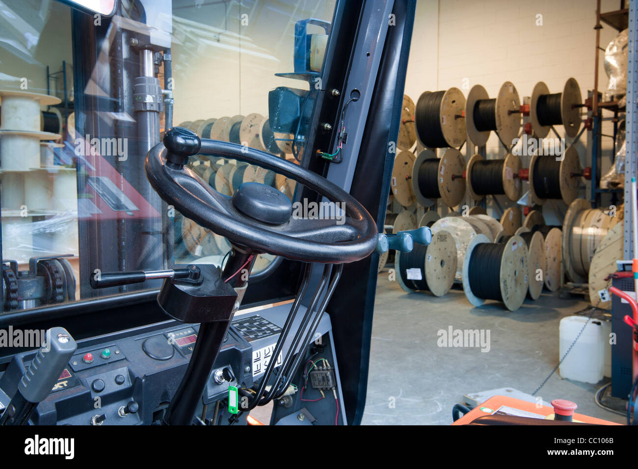 Carrello elevatore a forche in un magazzino Foto Stock