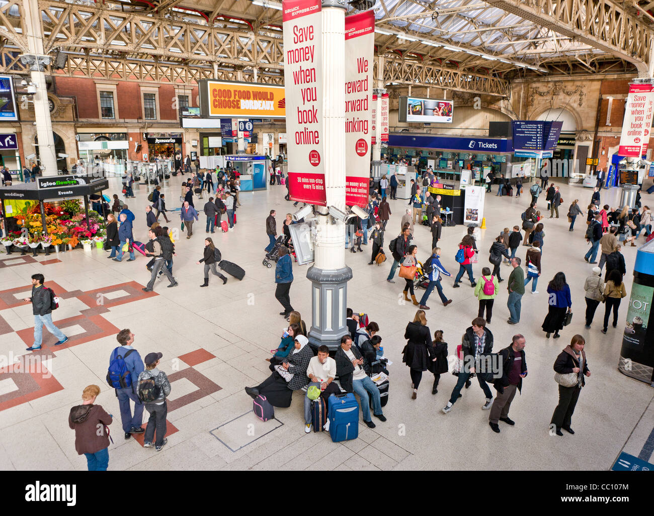 Stazione ferroviaria Victoria Station-Passenger Concourse, Londra, Inghilterra Foto Stock