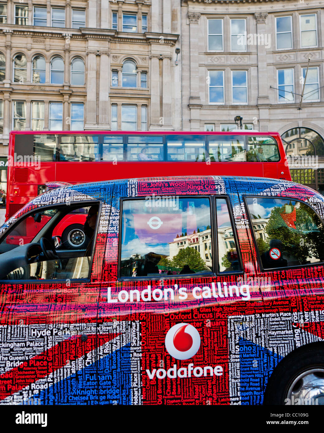 Londra taxi con l'Unione Jack disegno ricoperto in nomi di strada, REGNO UNITO Foto Stock