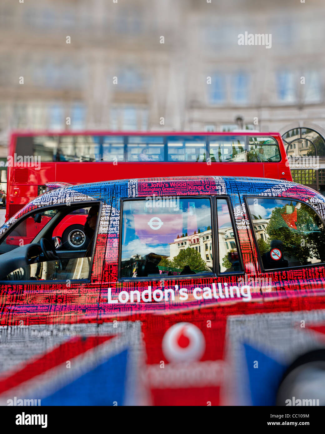 Londra taxi con l'Unione Jack disegno ricoperto in nomi di strada, REGNO UNITO Foto Stock
