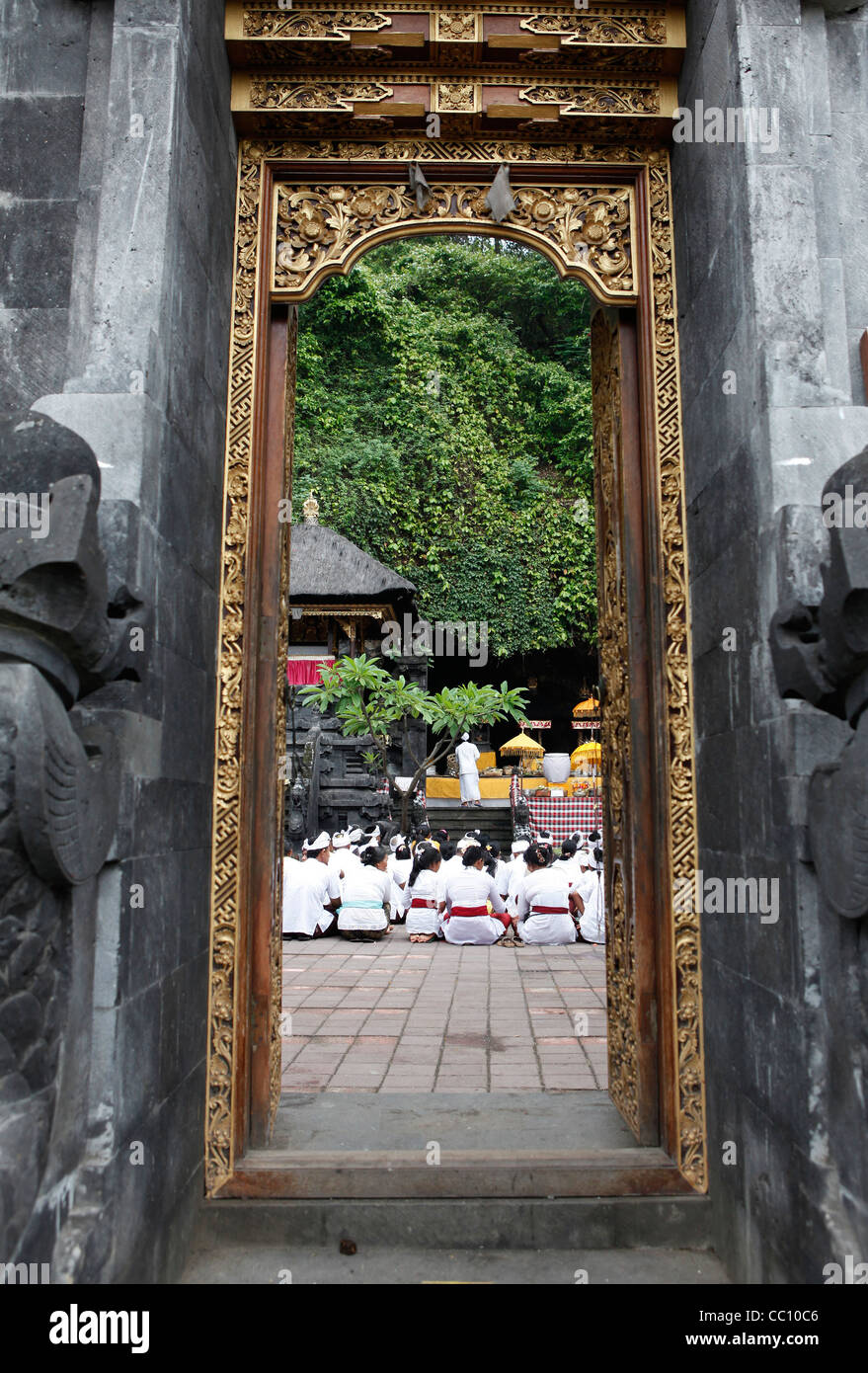 Cerimonia Religiosa in un tempio di fronte alla grotta di bat, Goa Lawah, Bali, Indonesia, Foto Stock