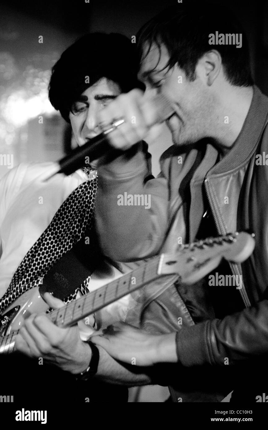 Steve Furst aka Lenny Beige eseguendo con Tom Meighan, 100Club, London, Regno Unito Foto Stock