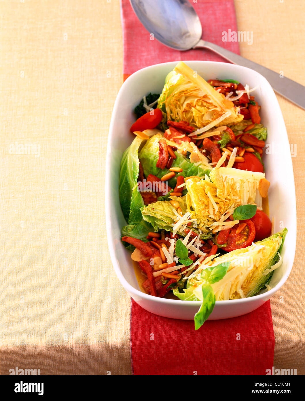 Stufare la verza con pomodori Foto Stock