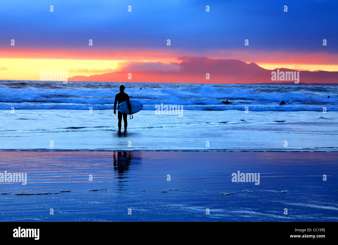 Il surfer che guarda al mare in spiaggia Rossnawlagh. Donegal. L'Irlanda Foto Stock
