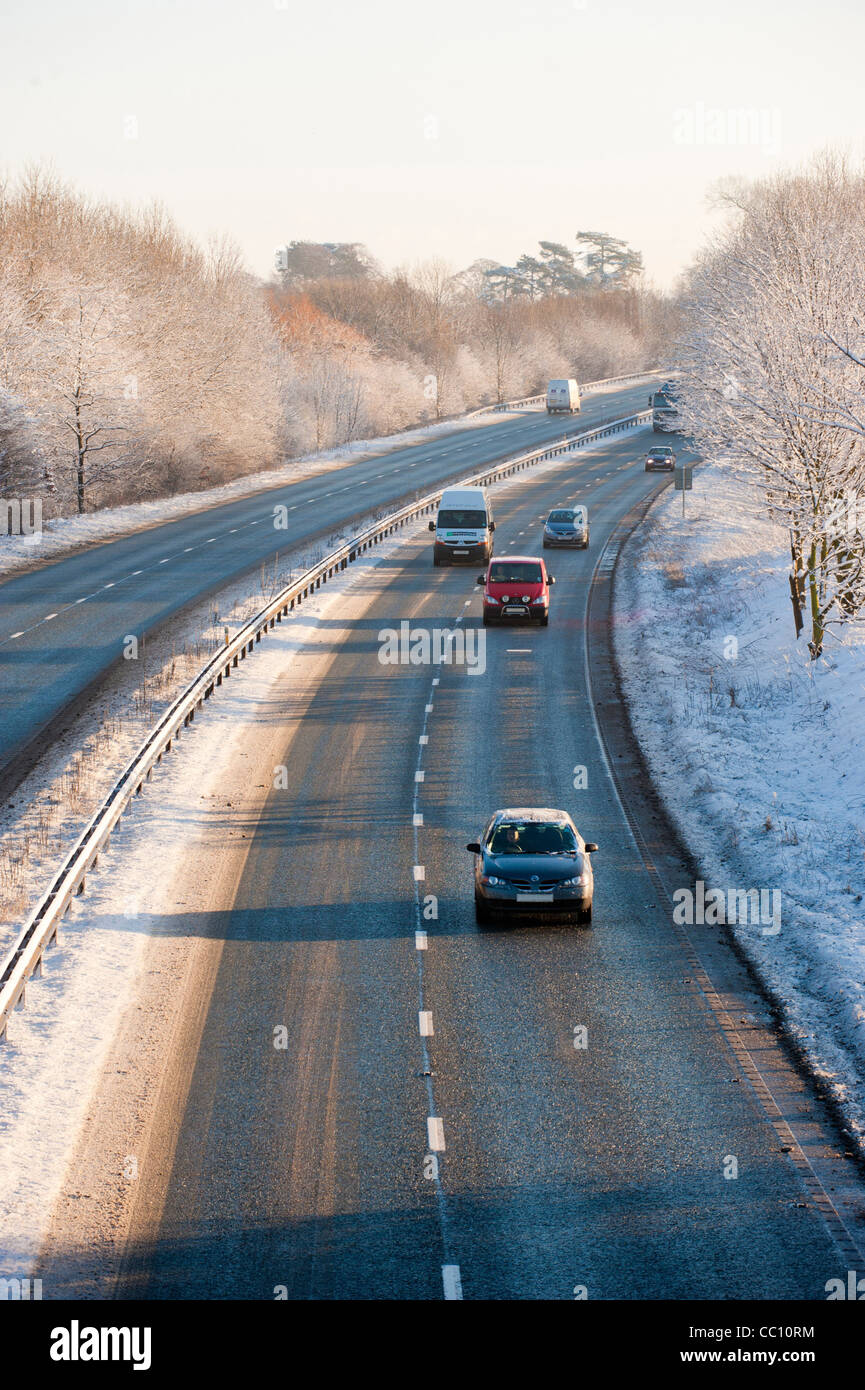 Auto che viaggiano sulla strada a doppia carreggiata spazzata dalla neve del A64 a York, Regno Unito Foto Stock
