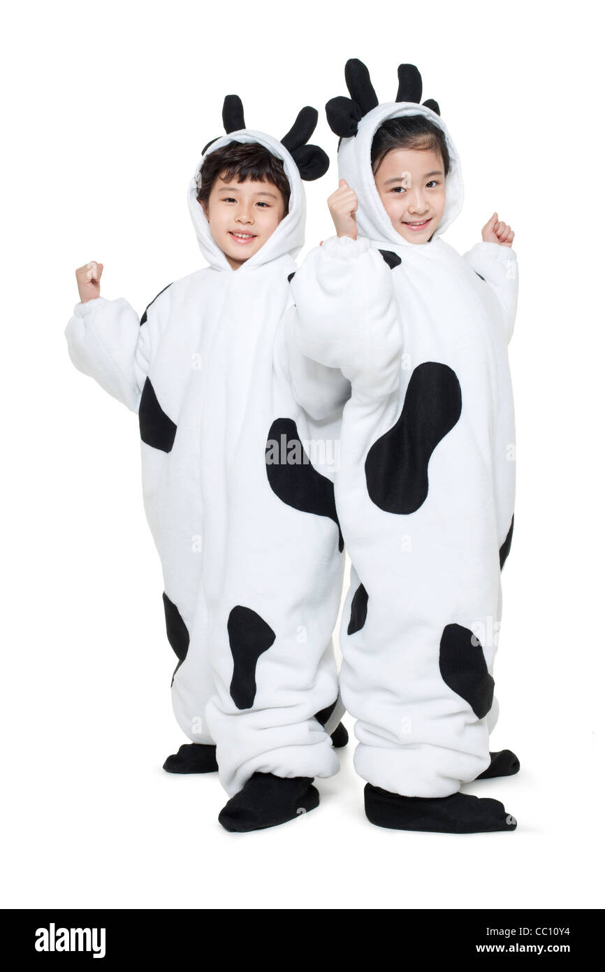 I bambini in costumi di vacca flettendo i loro muscoli Foto Stock