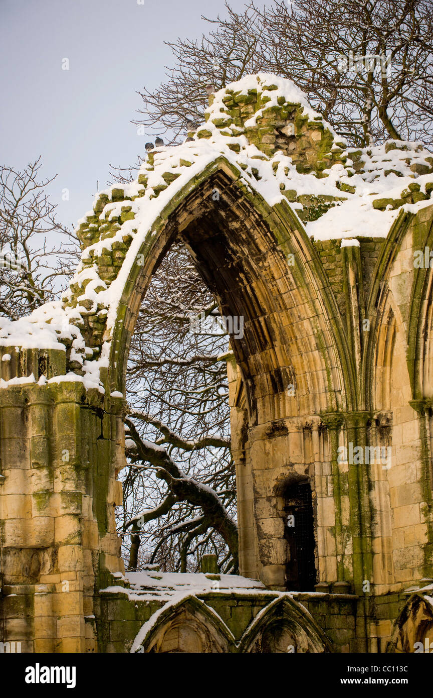 Rovine di St Mary's Abbey, Museo Giardini, York, nella neve. Foto Stock