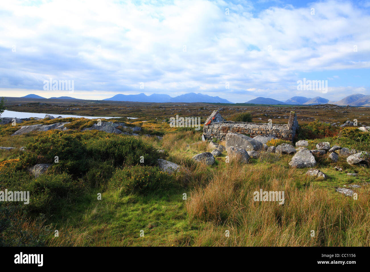 Traditional Irish cottage in rovina e dodici Bens. Connemara. L'Irlanda Foto Stock