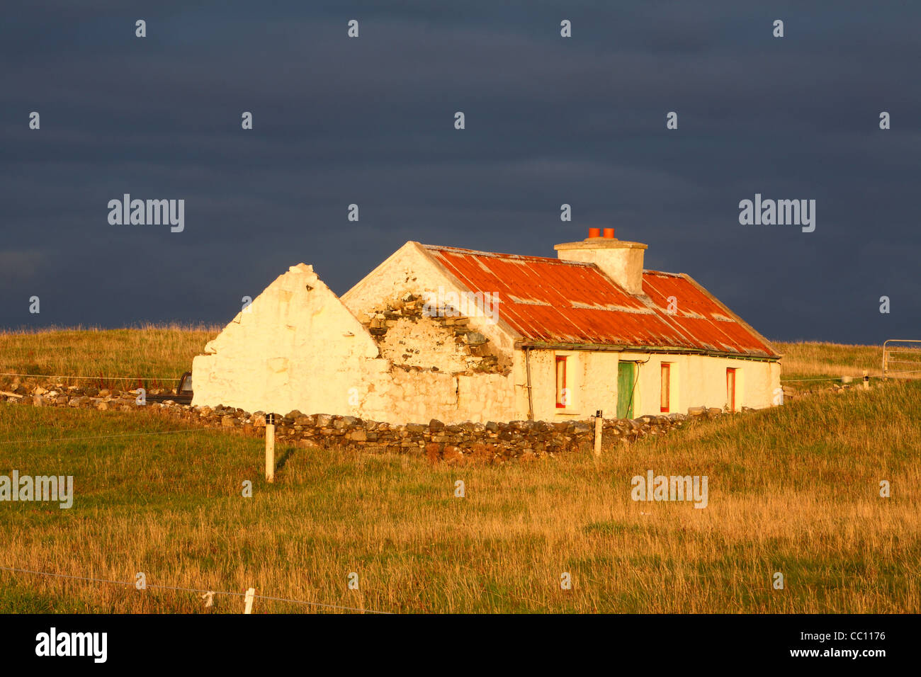 Traditional Irish cottage in tarda serata la luce del sole. Co. Galway. L'Irlanda Foto Stock