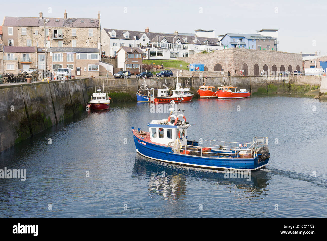 Barche nel porto di Seahouses su un giorno d'estate Foto Stock