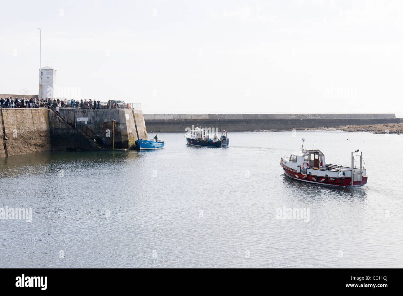 Barche di accodamento in Seahouses di prendere i turisti a farne le isole Foto Stock