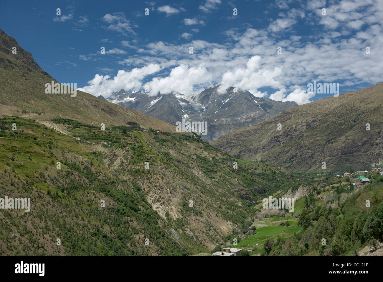 Villaggio di Lapchang in una valle fertile con cime innevate vette dietro, Leh-Manali autostrada, Himachal Pradesh, India Foto Stock