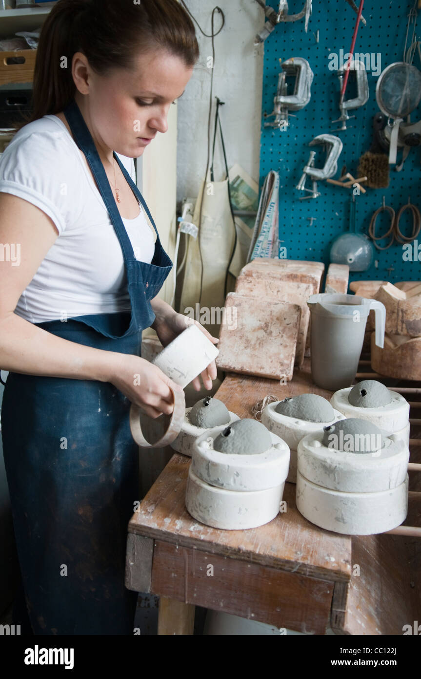 Artista in ceramica a lavorare in studio Foto Stock