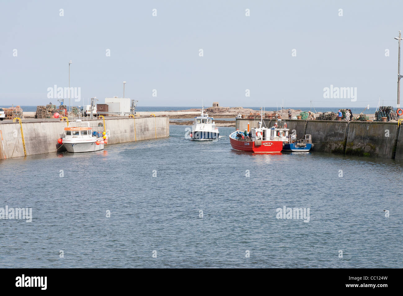 Seahouses porto con le barche per le isole farne Foto Stock