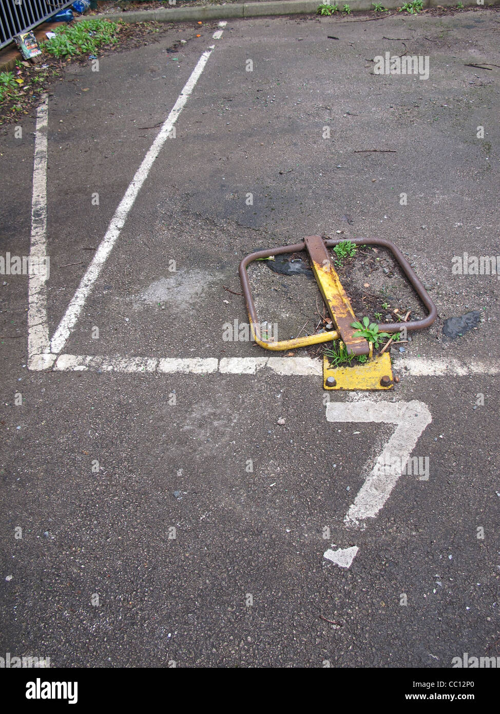 Vecchio abbandonati spazio parcheggio con numero sette Foto Stock