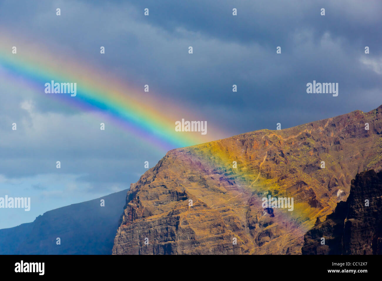 Los Gigantes, Tenerife. Rainbow da Masca Bay oltre oceano. Foto Stock