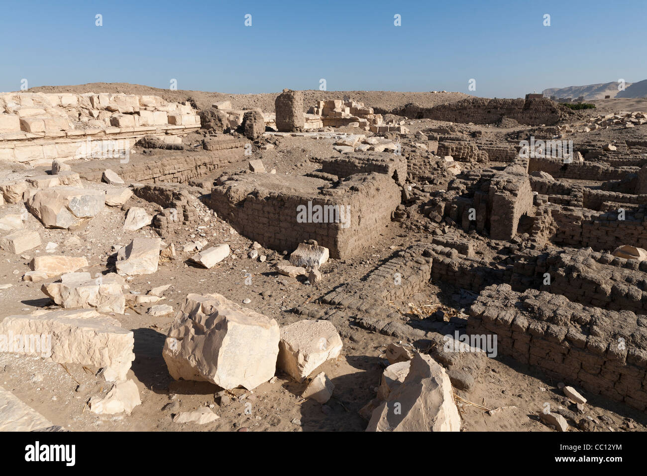 Rovine di templi e il sito della città di Kom el Sultan a Abydos medio Egitto Foto Stock