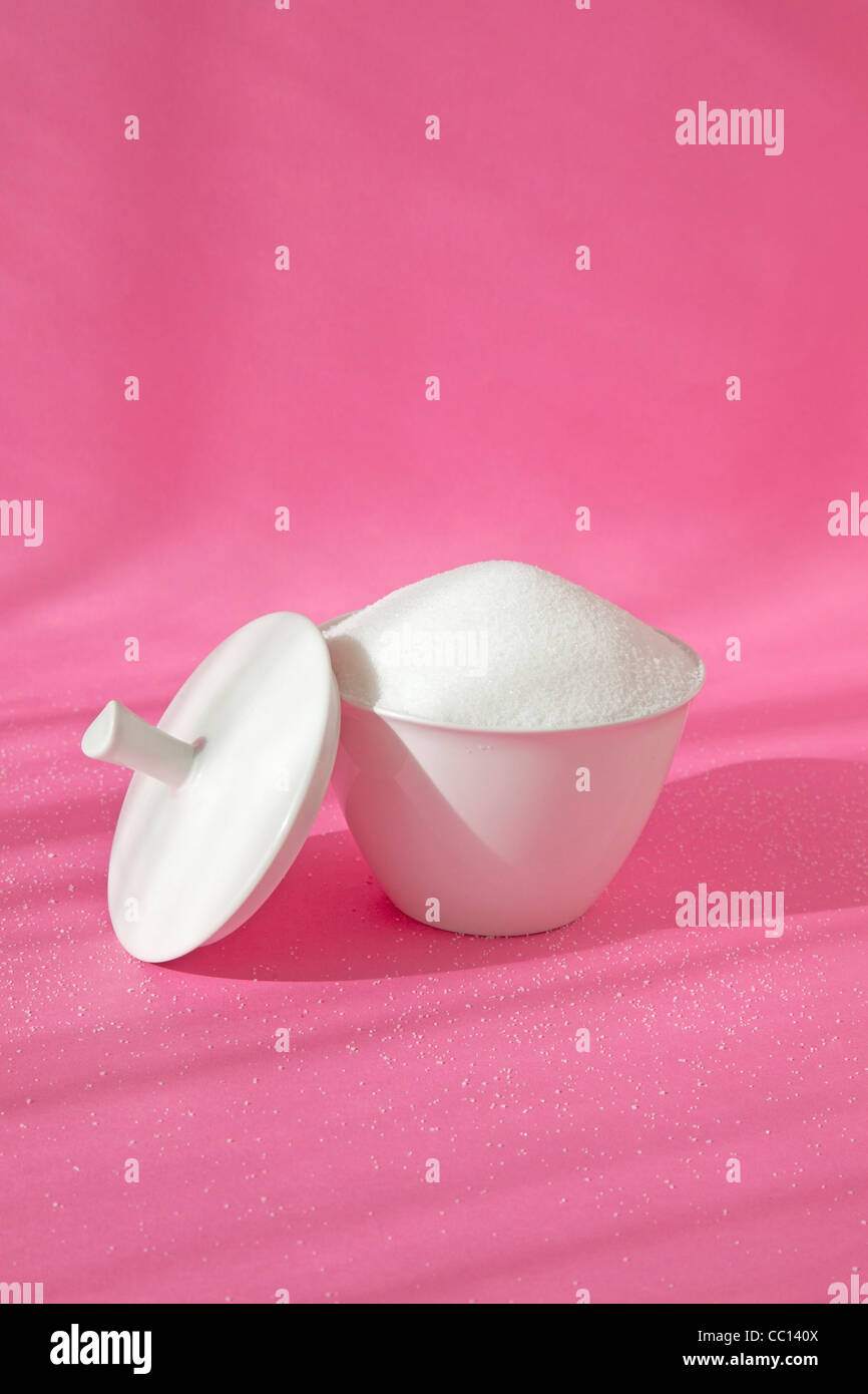 Aprire il vaso di zucchero sulla superficie rosa Foto Stock