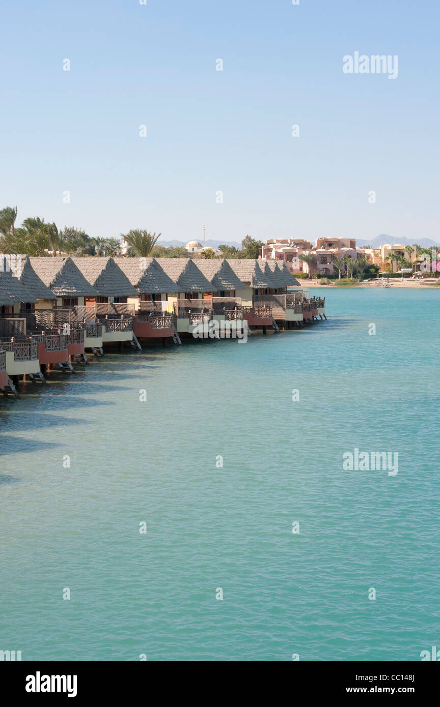 Luxury Waterfront chalets per le vacanze dal fiume in un resort tropicale Foto Stock