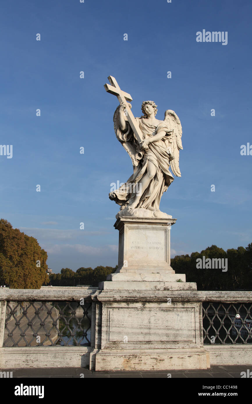 L'angelo con la croce sul ponte di Adriano in Roma Foto Stock