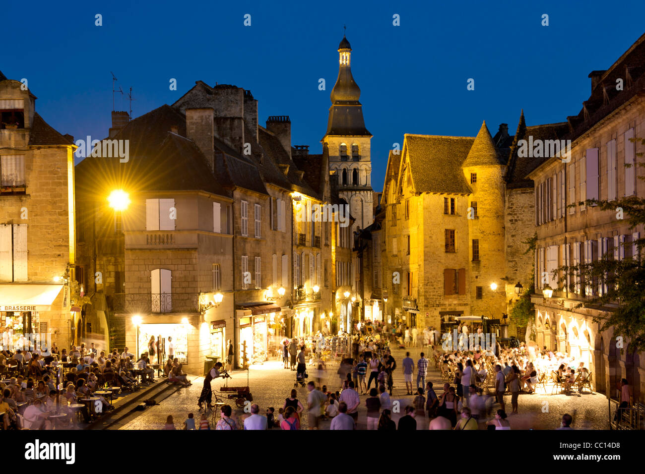 Vista del tramonto della città vecchia a Sarlat, una città della regione della Dordogna del sud-ovest della Francia. Foto Stock