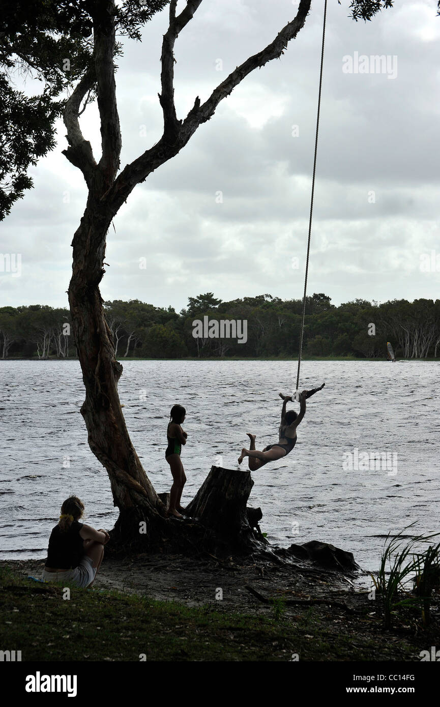 I bambini giocano su swing sul lago Ainsworth Lennox capi Australia Foto Stock