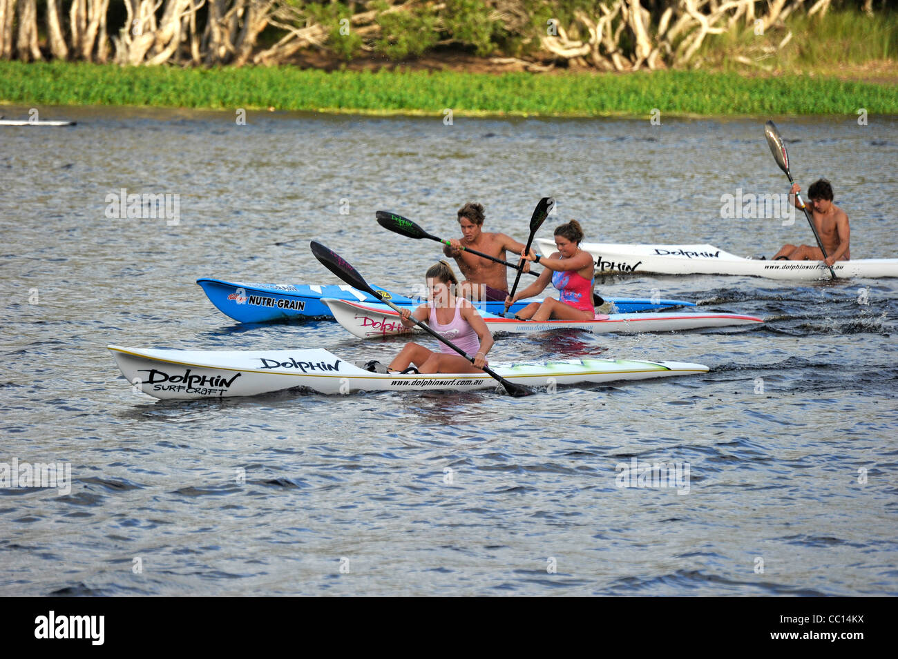 Giovane vita risparmiatori treno su barche di surf in Australia Foto Stock