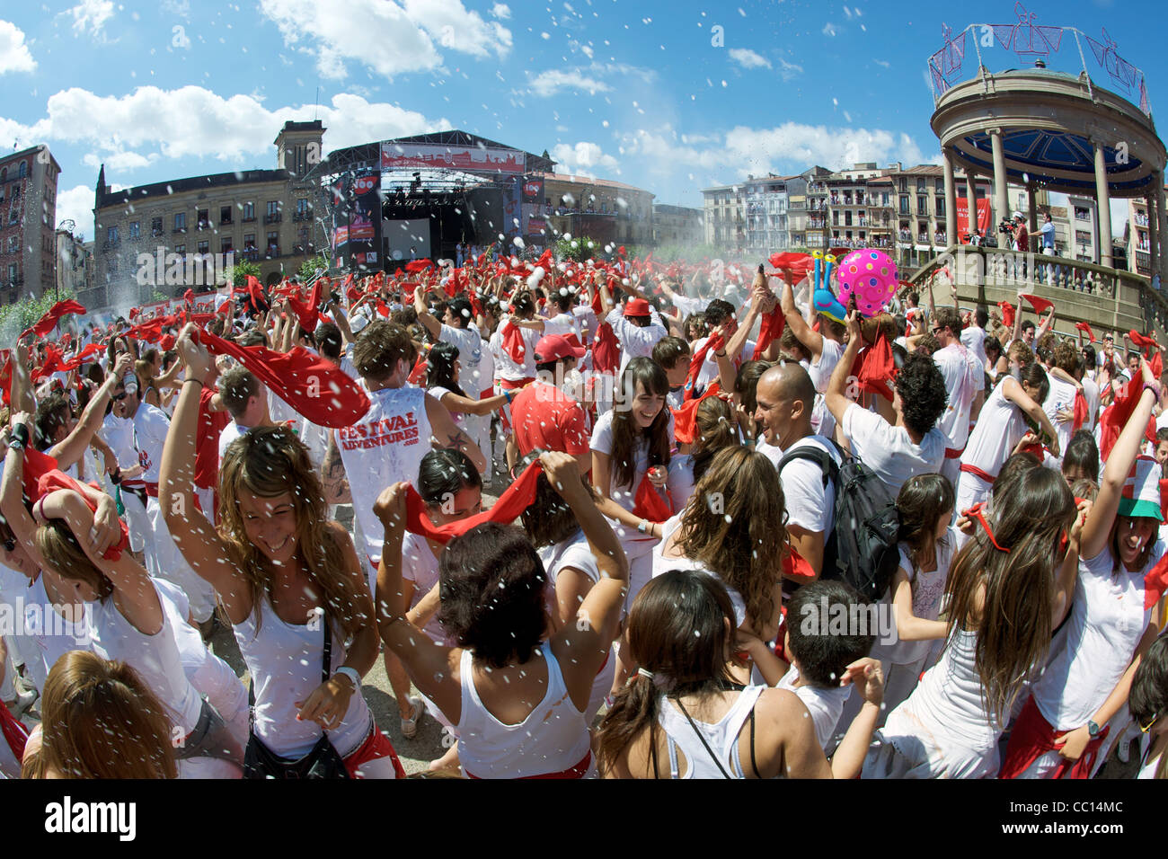 La folla durante la cerimonia di apertura del festival annuale di San Fermin (aka la corsa dei tori) in Pamplona, Spagna. Foto Stock