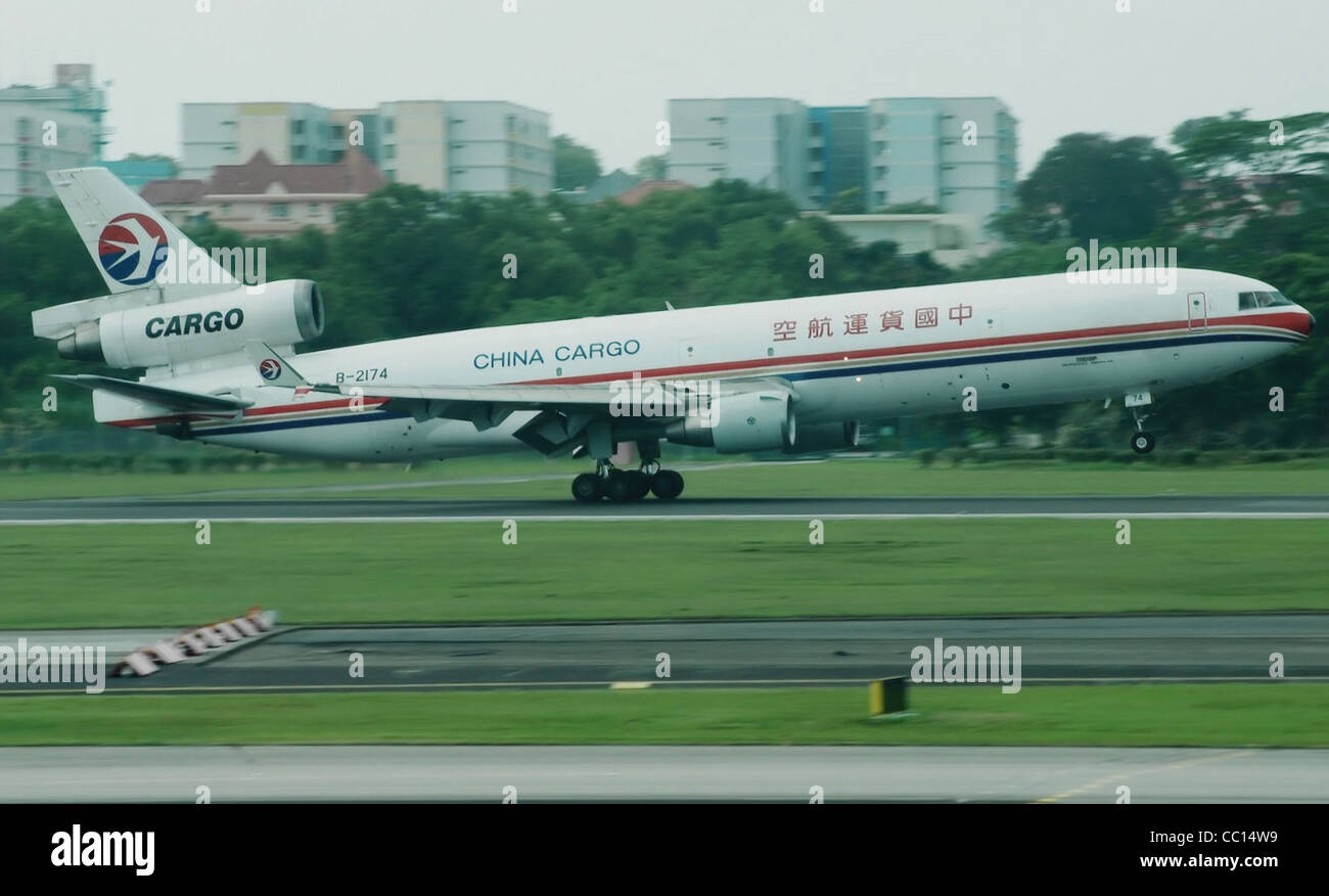 China Airlines Cargo McDonnell Douglas MD-11F (B-2174) tenuto fuori dalla pista 20R all'Aeroporto Changi di Singapore. Foto Stock