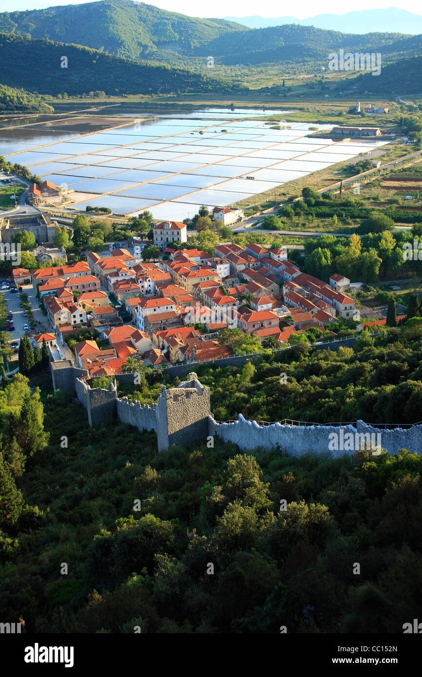 Città di Ston conosciuta per la produzione di sale, saline in background, la penisola di Peljesac, Croazia Foto Stock