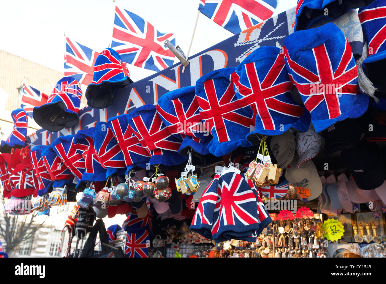 Union Jack flag cappelli in stallo di souvenir Londra Inghilterra Regno Unito Regno Unito Foto Stock
