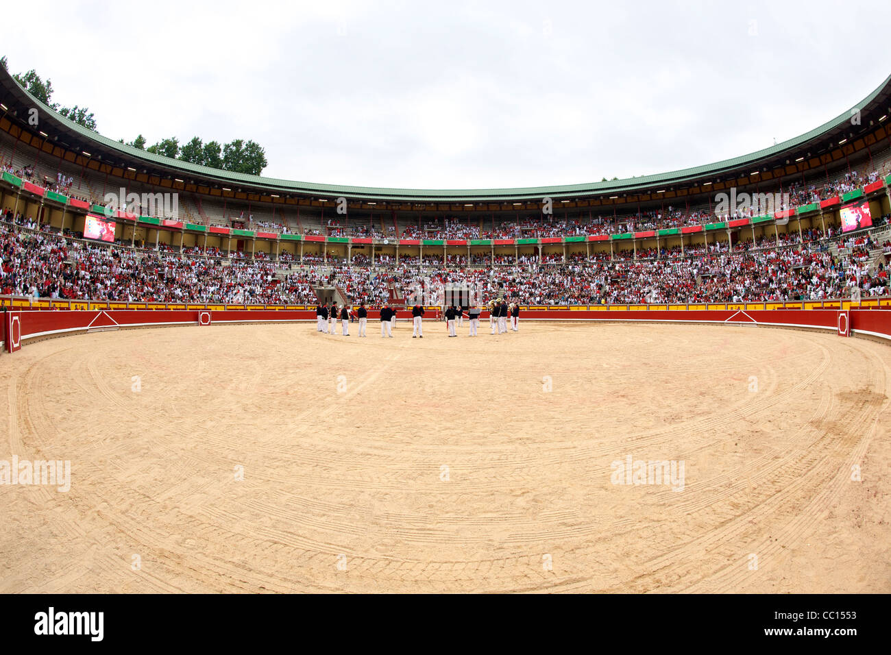 Una band suona la folla in Arena durante il festival di San Fermin (aka la corsa dei tori) a Pamplona Spagna. Foto Stock