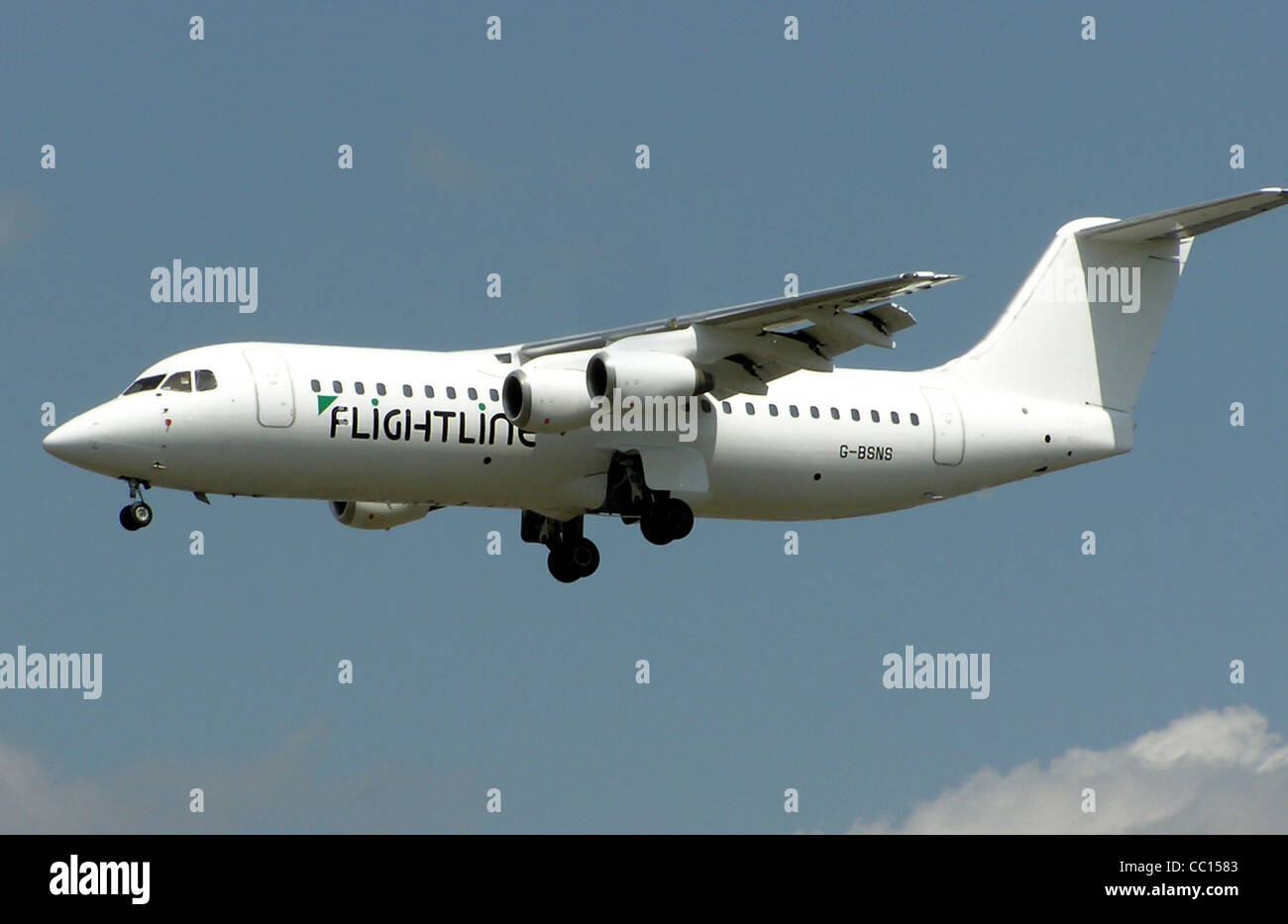 Flightline British Aerospace 146-300 (G-BSN) in atterraggio a Londra Heathrow Airport. Foto Stock