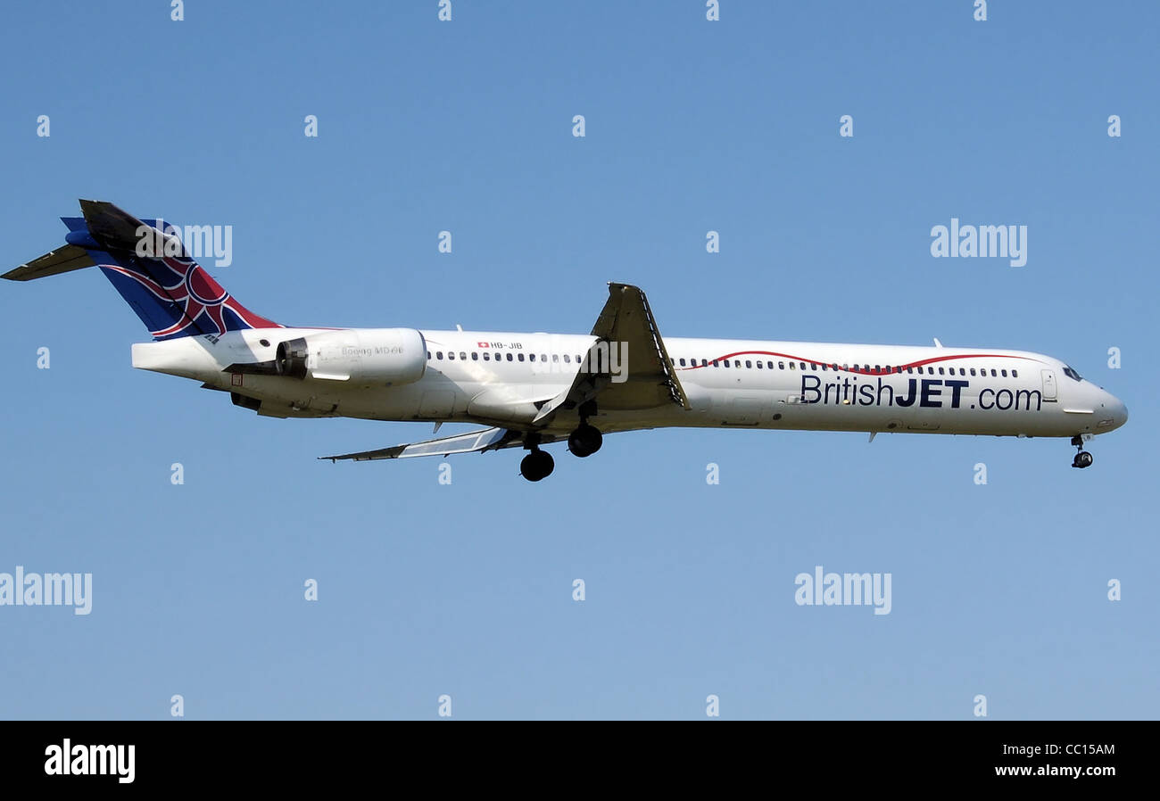 BritishJET McDonnell Douglas MD-90-30 (Swiss immatricolazione HB-BRACCIO) atterraggio all'Aeroporto Internazionale di Birmingham, Inghilterra. Foto Stock