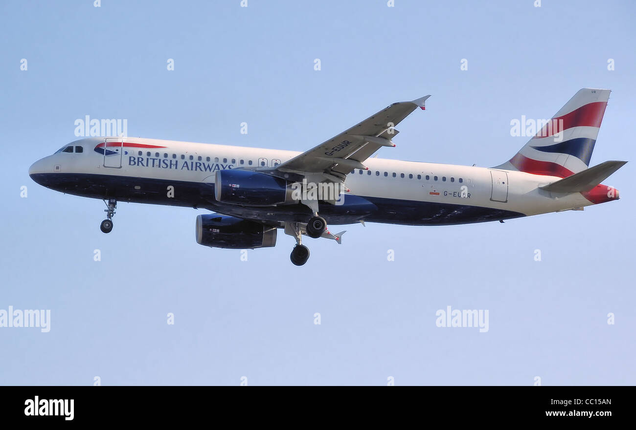 British Airways Airbus A320-200 (G-EUUR) atterra all'Aeroporto Heathrow di Londra, Inghilterra. Foto Stock