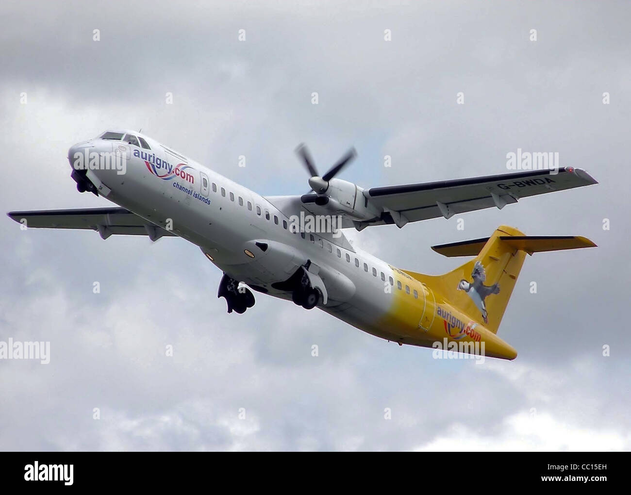 Aurigny Air Services ATR 72-200 (G-BWDA) decollo dall'Aeroporto Internazionale di Bristol, Bristol, Inghilterra. Foto Stock