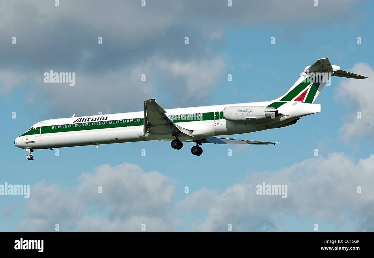 Alitalia McDonnell Douglas MD-82 (I-DATU) in atterraggio all'Aeroporto Heathrow di Londra, Inghilterra. Foto Stock
