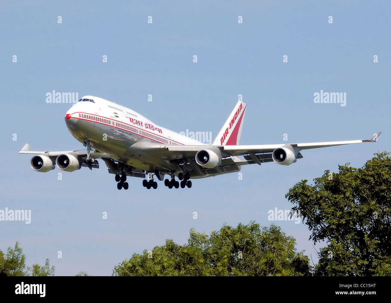 Air India Boeing 747-400 (VT-ESN) sulla testa, atterrando all'Aeroporto Heathrow di Londra, Inghilterra. Foto Stock