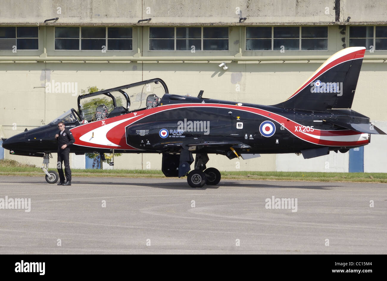 Royal Air Force HAWKER SIDDELEY Hawk T1A (XX205), con il suo pilota (Flt.lt Mike bambino). Foto Stock