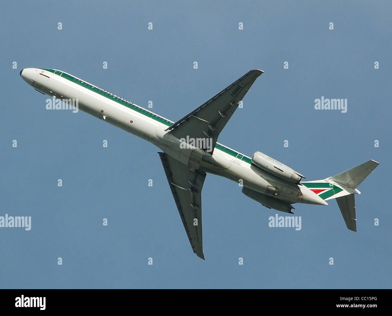 Alitalia McDonnell Douglas MD-82 (I-DAWL) decolla dall'Aeroporto Heathrow di Londra, Inghilterra. Foto Stock