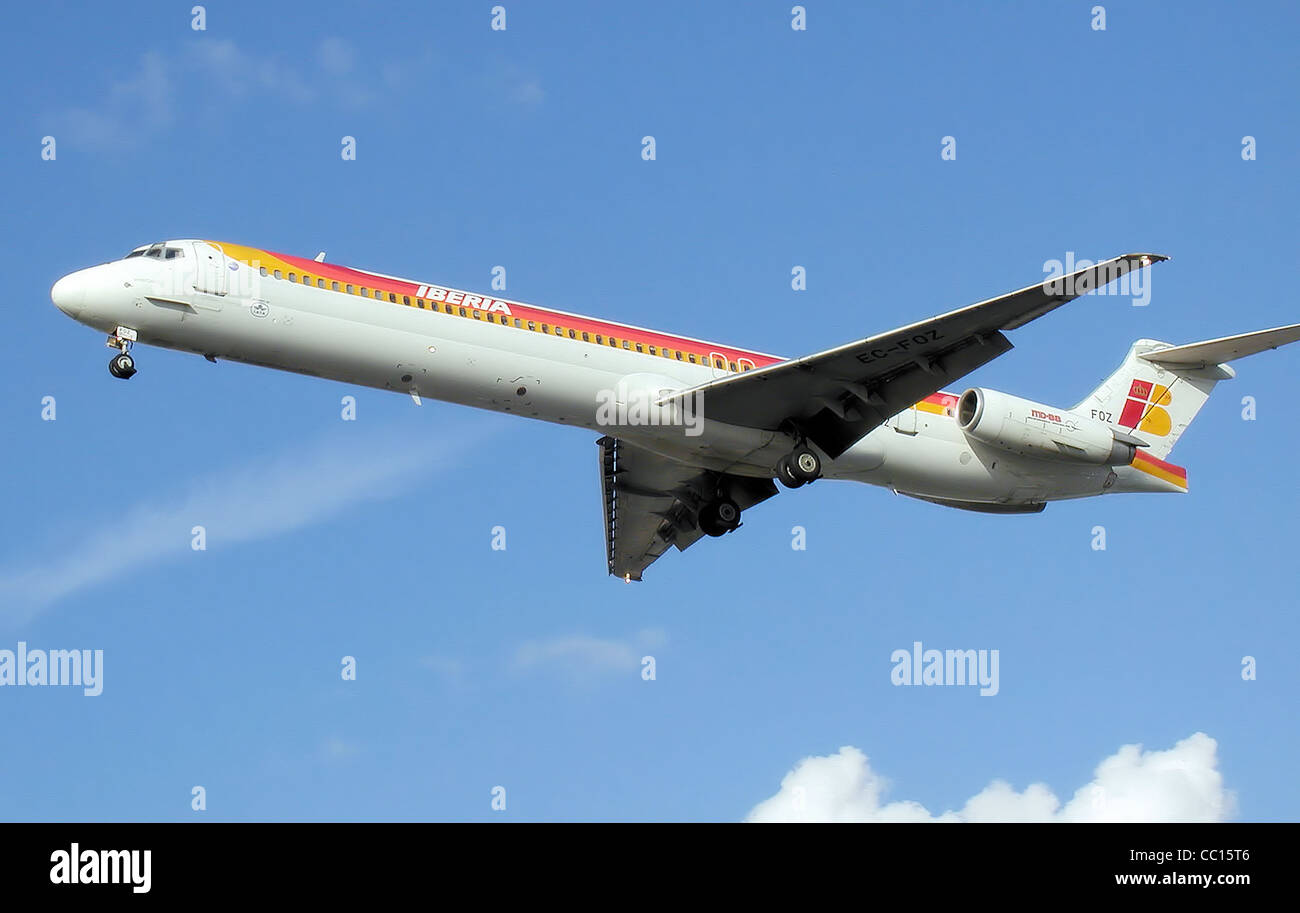 Iberia McDonnell Douglas MD-88 (Ce-FOZ) in atterraggio a Londra Heathrow Airport. Foto Stock